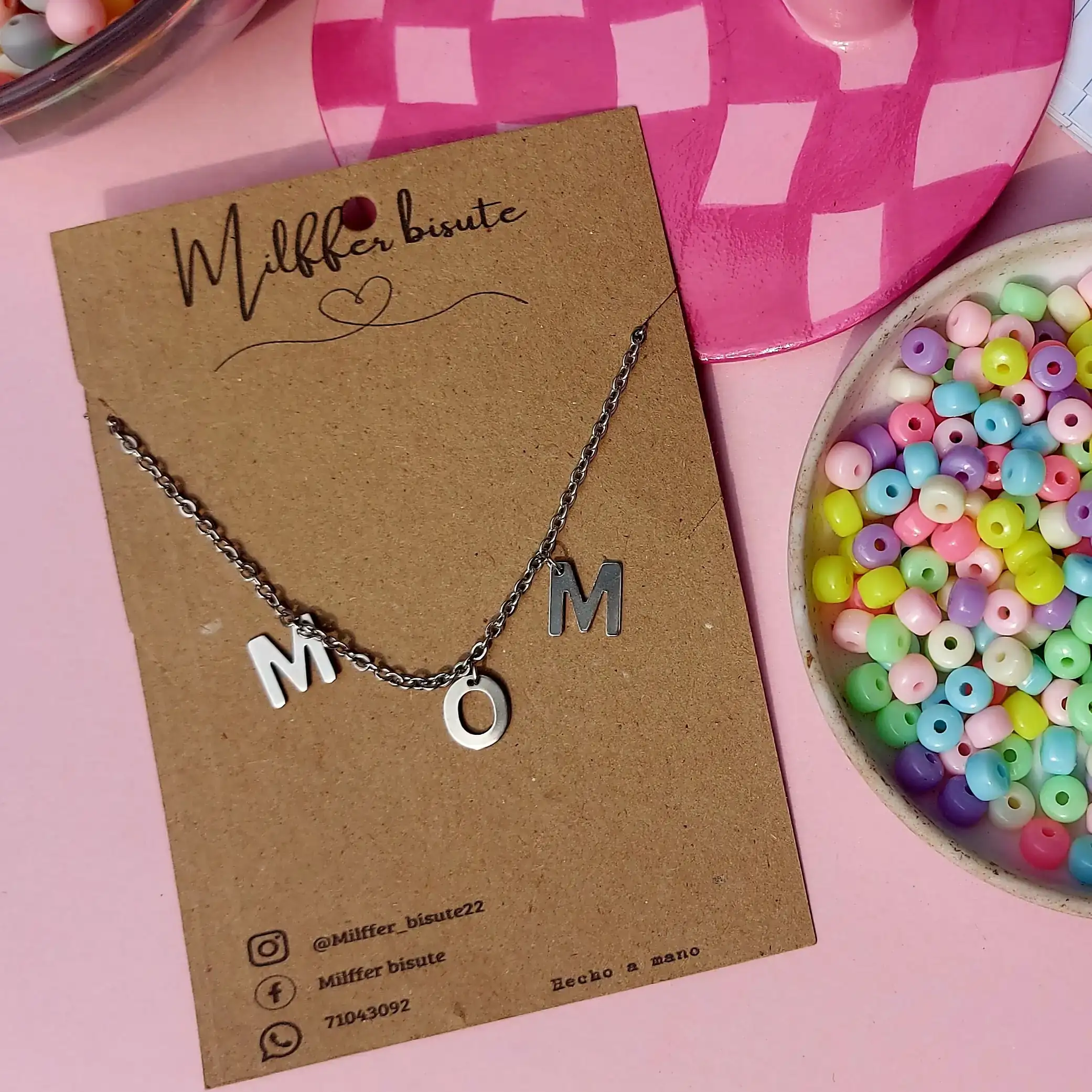 Cadena letras MOM