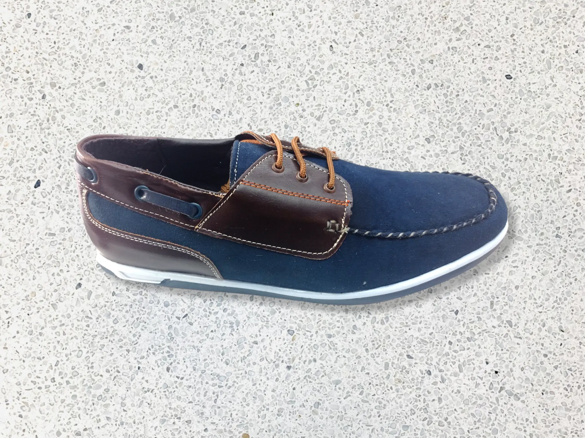 Zapatos con recubrimiento de gamuza, color azul y cafe 3