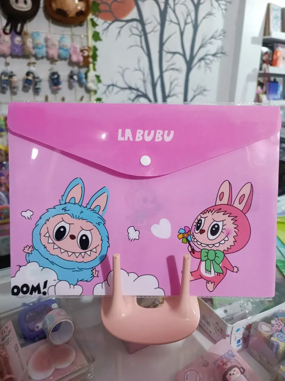 Carpeta tipo sobre. LABUBU. Más regalo. 