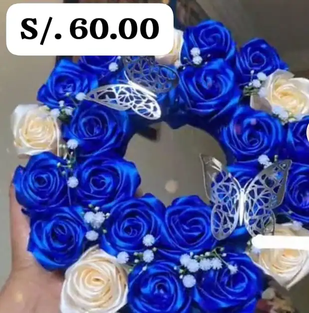 Corona de rosas eternas azules y blancas 