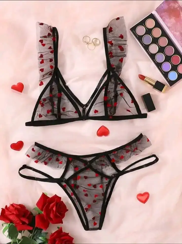 *VENDIDO* Set de lenceria con patron de corazón y malla.
