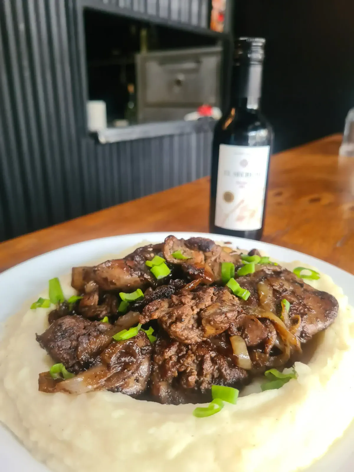Higados de pollo encebollados al malbec