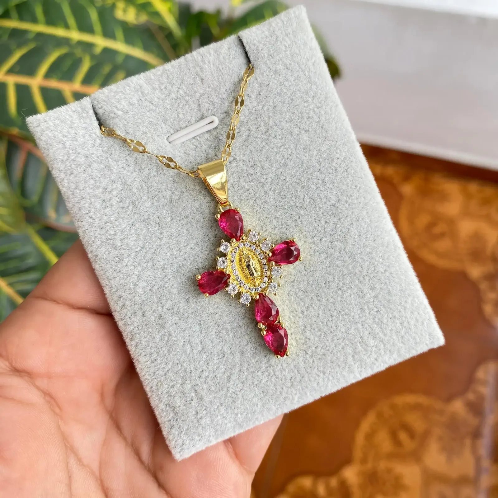 Cadena Y Dije En Acero Con Piedra Circon De Cruz Virgen De Guadalupe Fucsia Rojizo 3