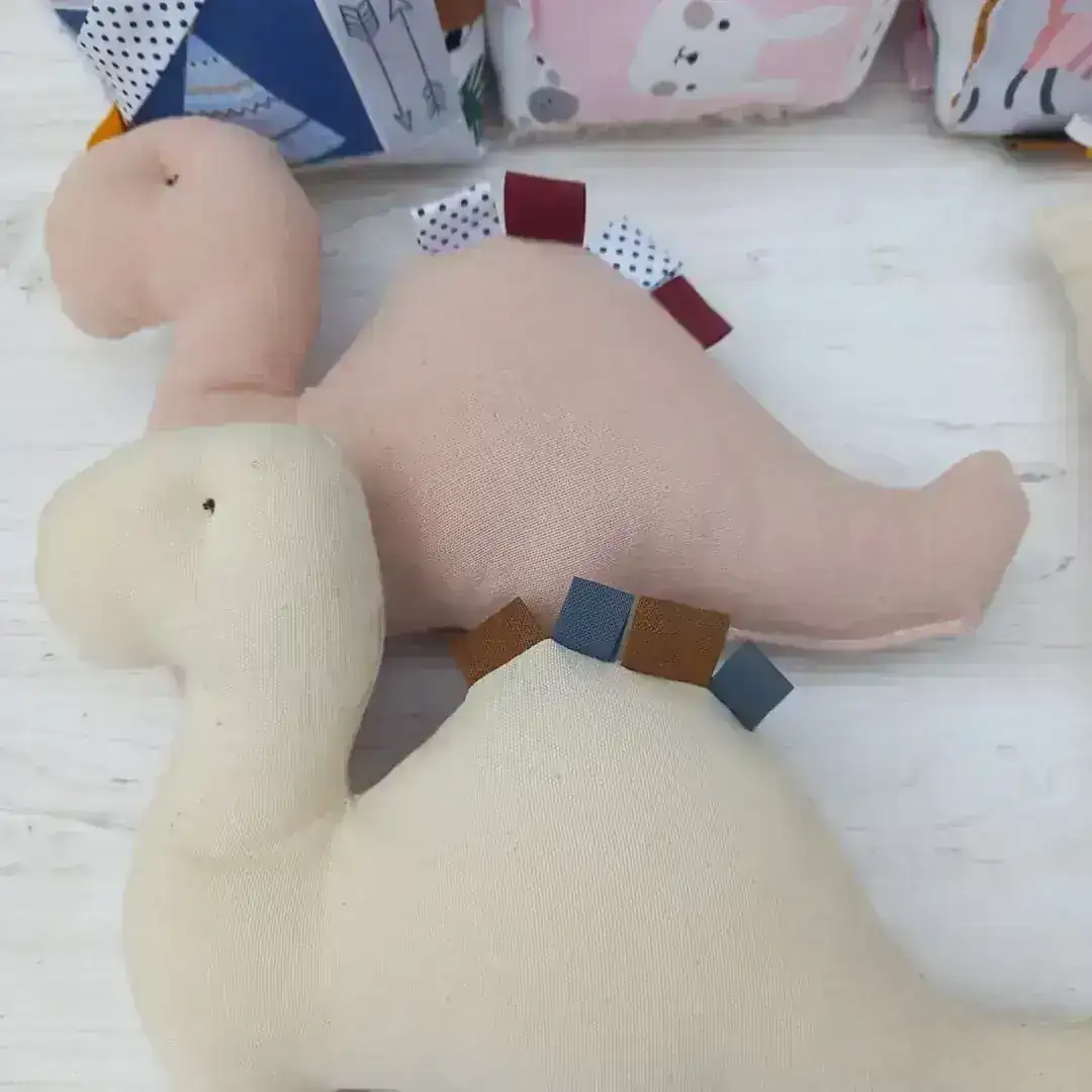 Muñeco de apego dino 4