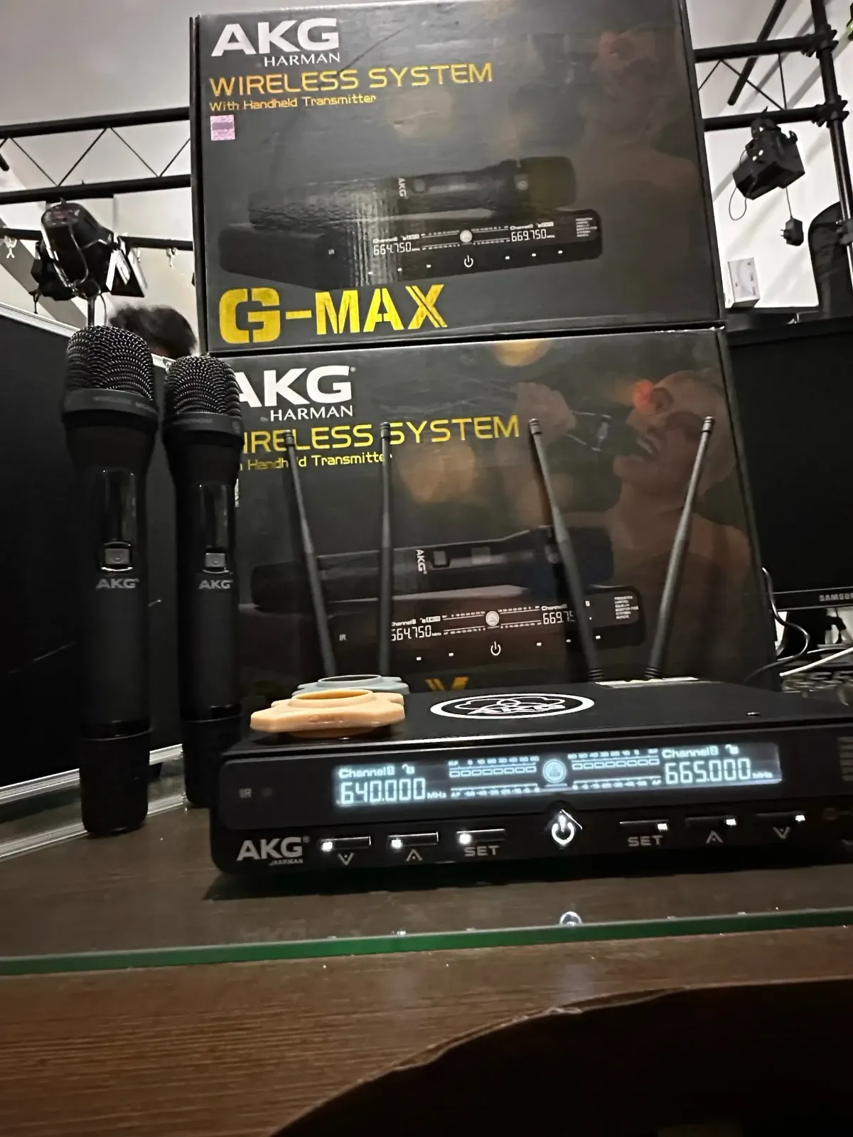 AKG G-MAX BY HARMAN EL AKG G-MAX suoer al akg duos, tiene frecuencia cambiable ademas de estructura metalica en los microfonos y el receptor, tiene una distancia real de 179 Metros, incluye pilas AA 4 antenas, conector a corriente, cable plug  El receptor tiene entradas canon y plug  INCLUYE MALETIN DE TRANSPORTE 5