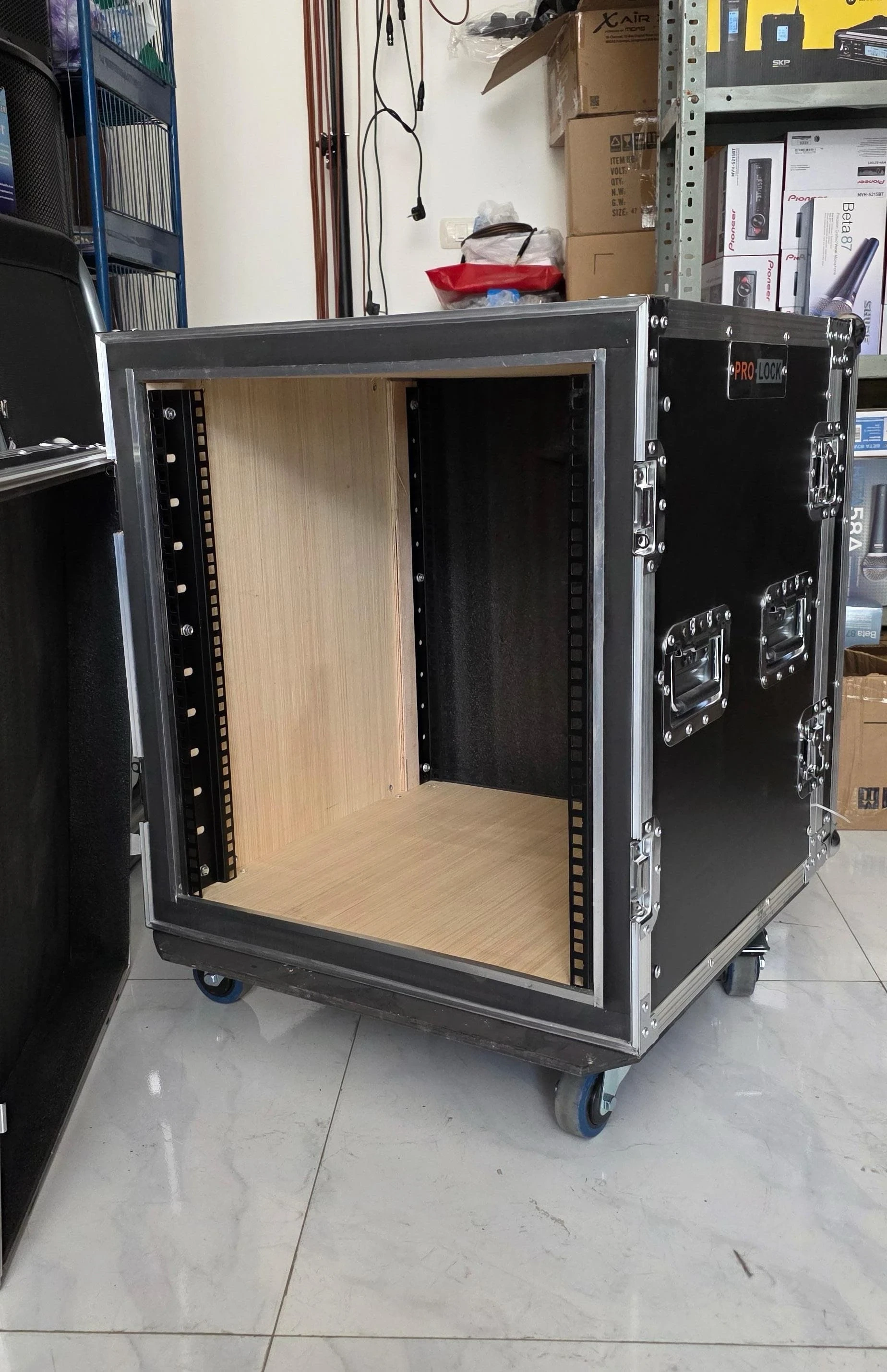 📦RACK PARA PODER 12U📦 (12 espacios) PA/DJ Road/Rack Case🔊🔊       PRECIO:  2780BS.💸     ENVIOS A TODA BOLVIA 🇧🇴  La funda de vuelo PRO LOCK  está diseñada para satisfacer las necesidades de músicos y profesionales de audio profesional. La caja del estante viene con madera contrachapada reforzada con aluminio y esquinas de metal para proteger tu equipo cuando estás en movimiento. Está equipado con espacio en rack de 12U y una profundidad estándar de 21 pulgadas.  Sus cubiertas delanteras y traseras extraíbles proporcionan un acceso fácil y máximo a los rieles del rack. Mejor aún, sus cierres giratorios resistentes mantienen tus engranajes firmemente bloqueados y sus asas de goma junto con ruedas hacen que sea fácil de transportar. 2