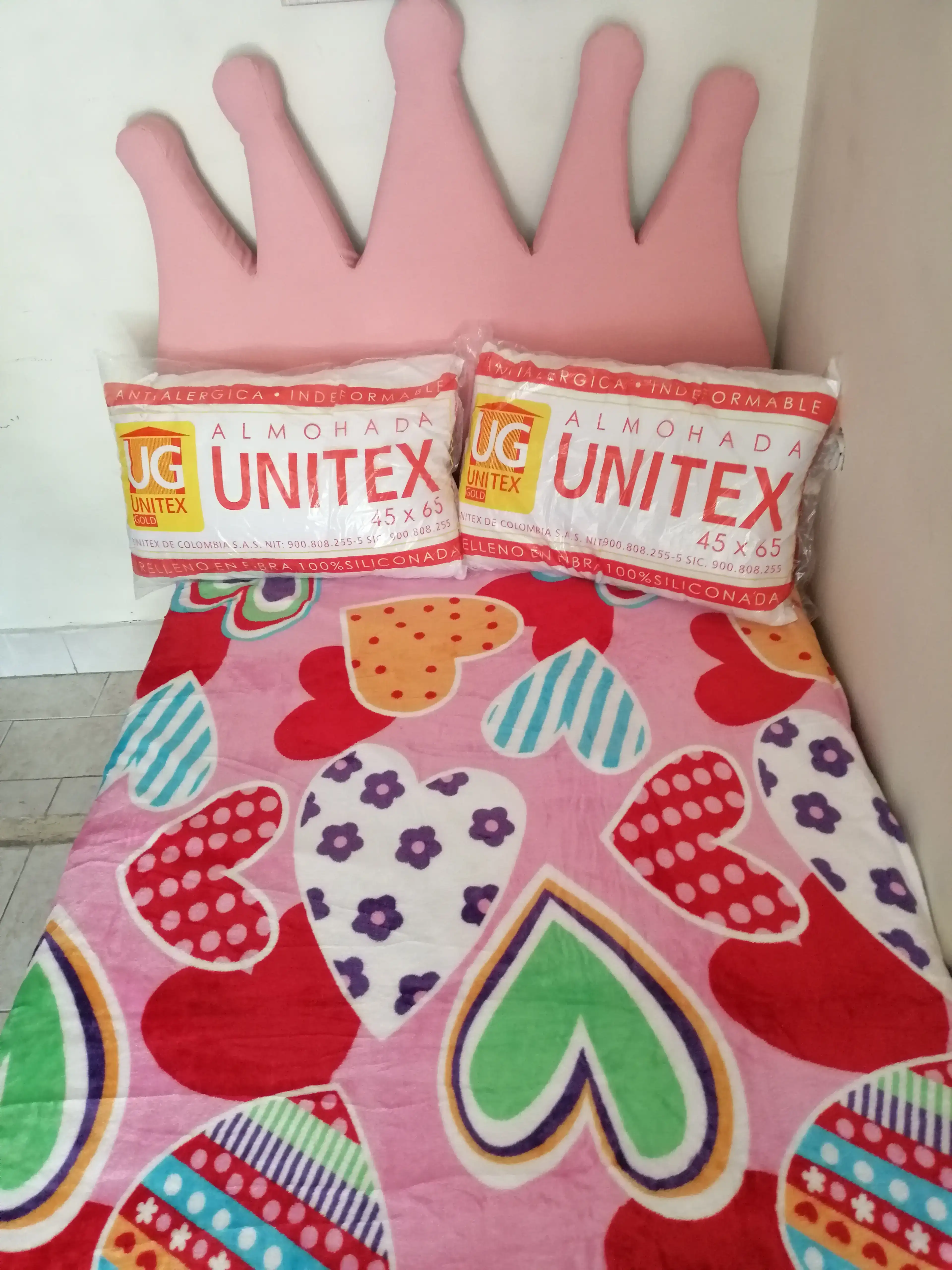 Cama corona de niña en antirrasguños 