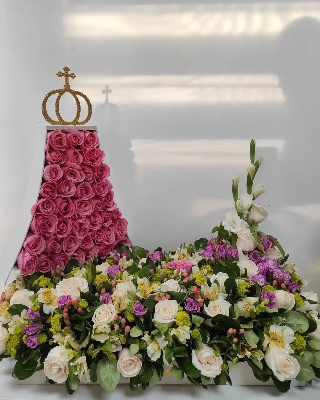 Silueta de virgel del valle con jardin