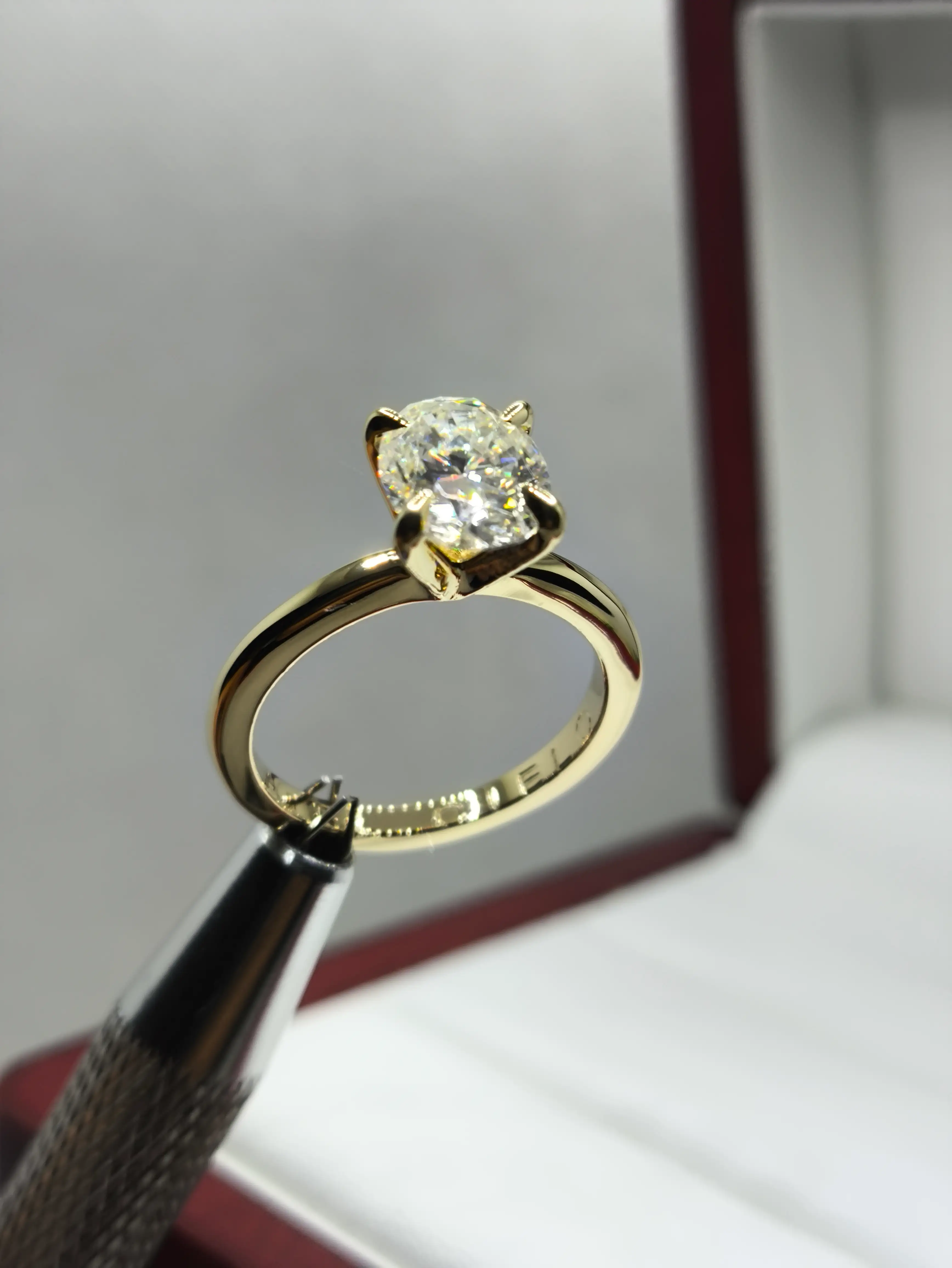 Solitario Oval 2ct moissanita central  2