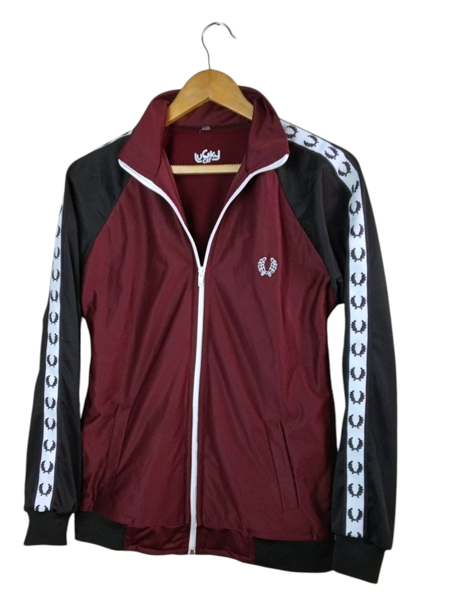 Chaqueta deportiva combinada con vinotinto 