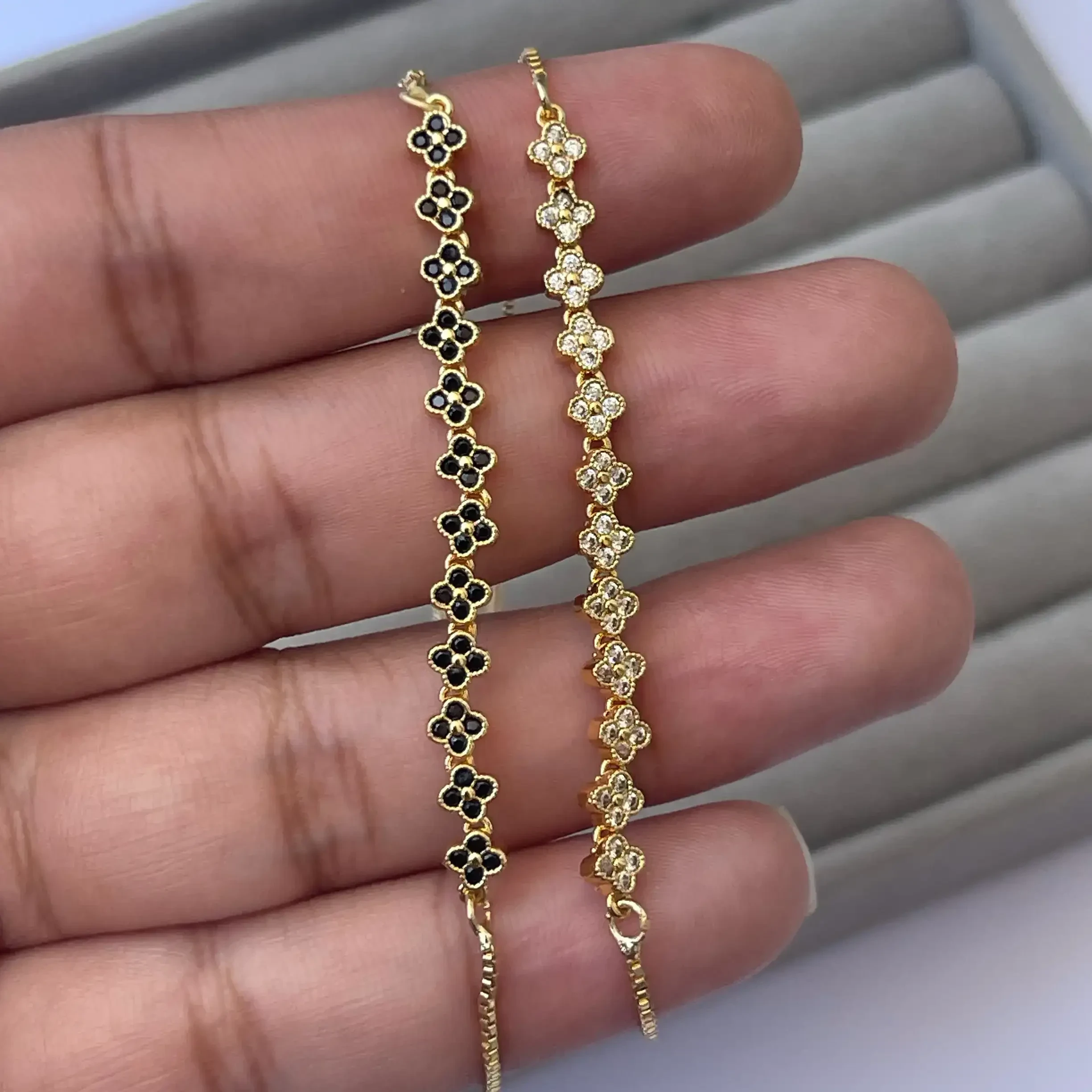 PULSERA MINI TREBOL DELICADA