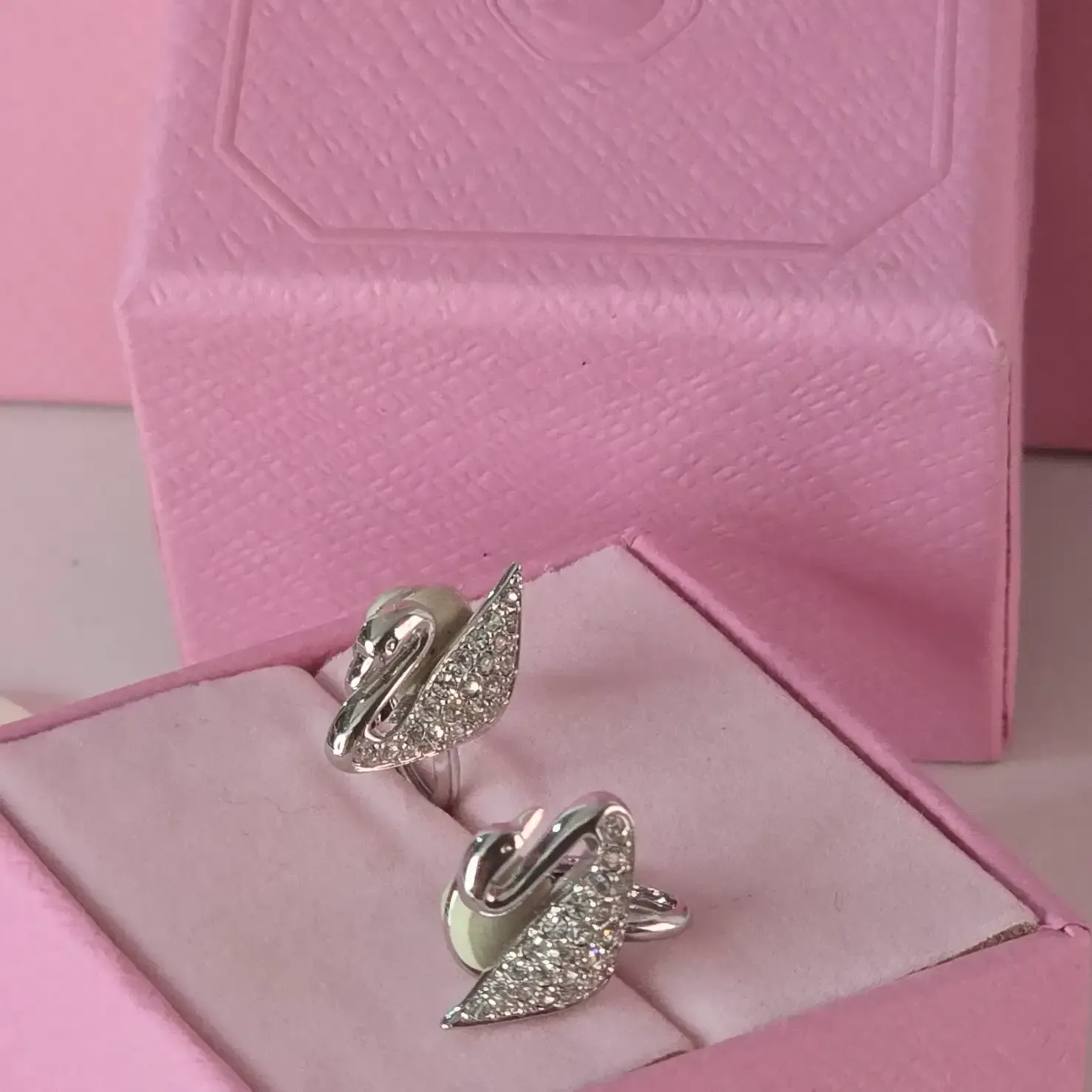 Aros Swarovski swan icon silver tone clips 2