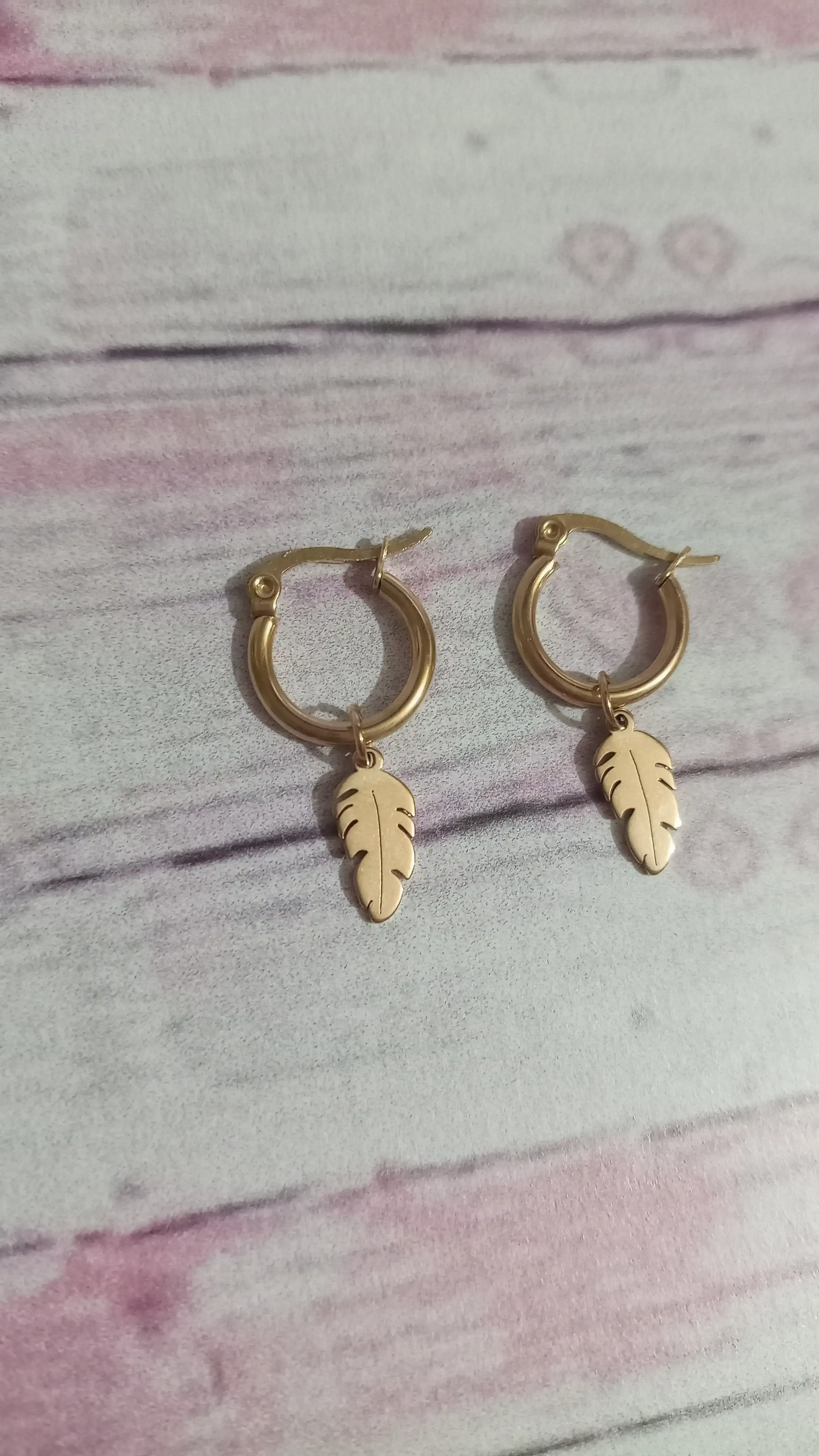 Argollitas con dije pluma en ACERO ROSÉ 🪶
