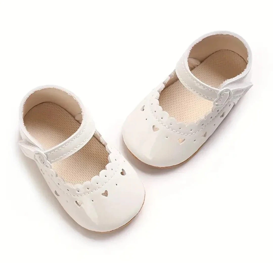 ZAPATITOS BLANCOS  2
