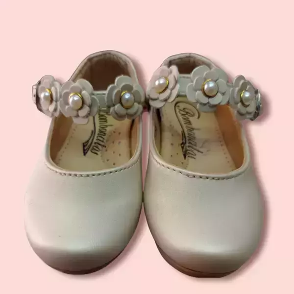Zapatos para niña color café claro, con flores.  2
