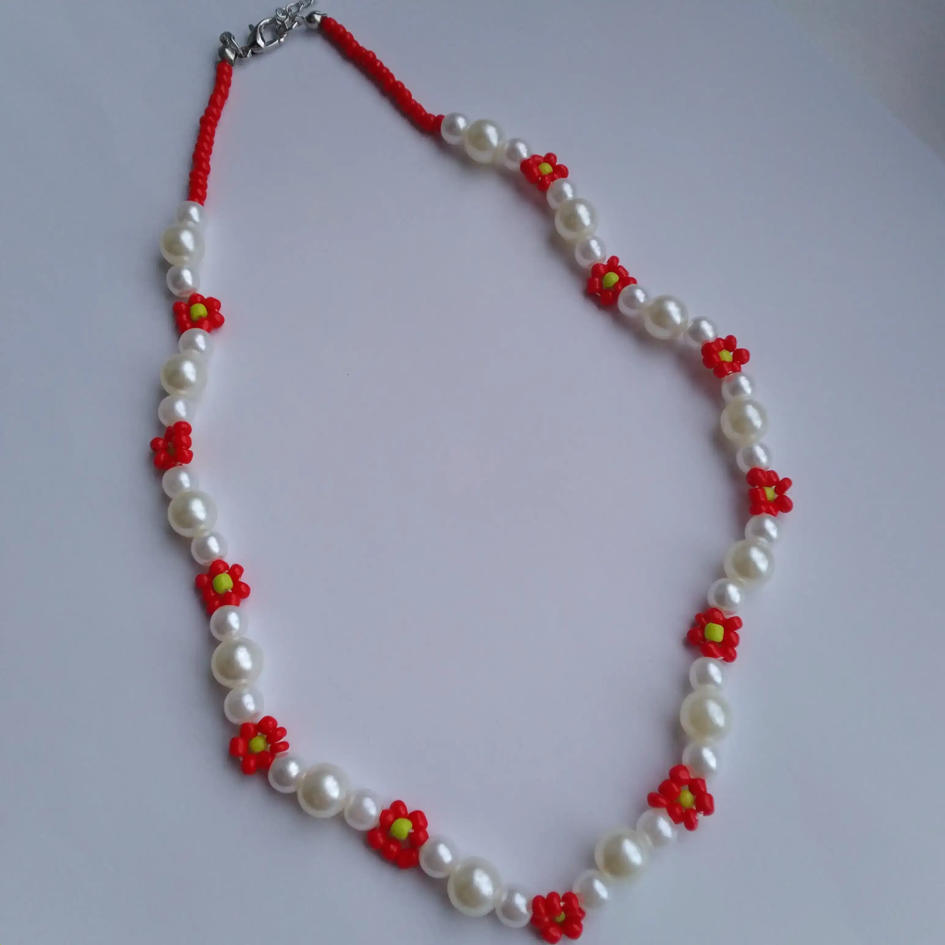 Collar flores rojo y blanco 