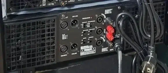 QSC RMX4050HD PODER  PEDIDOS: 69442828  Características: Potencia de salida de modo estéreo: 8 ohmios: 800 vatios, 4 ohmios: 1300 vatios, 2 ohmios: 1600 vatios Potencia de salida de mono en puente: 8 ohmios: 2600 vatios, 4 ohmios: 4000 vatios Rendimiento térmico mejorado que le proporciona alta potencia continua en aplicaciones estéreo de 2 ohmios o 4 ohmios en puente Fuente de poder de alta potencia, mono dual, para mayor rendimiento y confiabilidad Chasis para tres espacios de rack, con profundidad de sólo 16" Desempeño de calidad profesional - incorpora diseños QSC comprobados Transformadores toroidales de alta corriente para una mayor potencia de dos ohmios y bajo ruido Limitadores independientes de saturación, que pueden ser anulados por el usuario, reducen la distorsión Los filtros seleccionables de frecuencias bajas (30 Hz o 50 Hz) protegen los altavoces y aumentan el headroom (margen) Entradas balanceadas TRS de 1/4" (6,3 mm), XLR y de conectores en banda Salidas con bornes y Neutrik Speakon Controles de ganancia en el panel frontal para un fácil acceso LED indicadores de saturación y de señal para monitorizar el funcionamiento Respuesta de frecuencia: 20Hz a 20kHz, 8 ohmios, filtro de frecuencias bajas con bypass, +0/-1dB 5Hz a 50kHz, 8 ohmios, filtro de frecuencias bajas con bypass, +0/-3dB Factor de atenuación: mayor a 250 en 8 ohmios Ruido (sin medir): 100dB debajo de la salida probada (carga de 20Hz a 20kHz, 8 ohmios) Sensibilidad de entrada: 1,25 voltios RMS para 800 vatios en 8 ohmios Refrigeración: ventilador de velocidad continuamente variable, flujo de aire de atrás hacia adelante 2