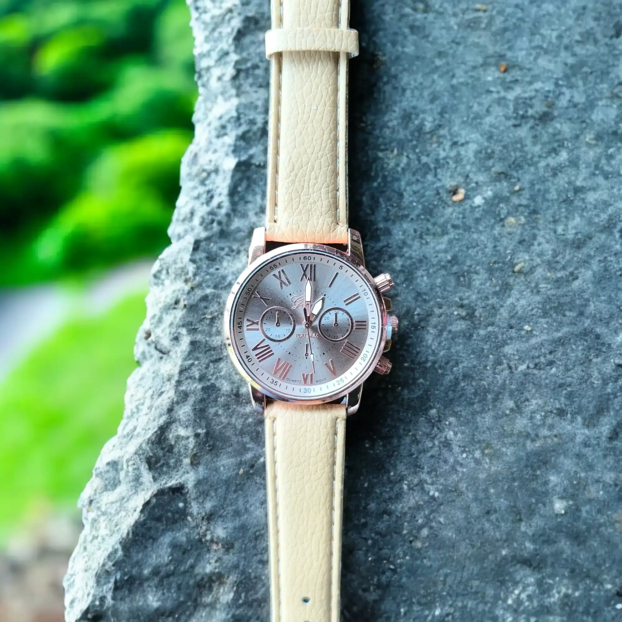 Reloj redondo beige