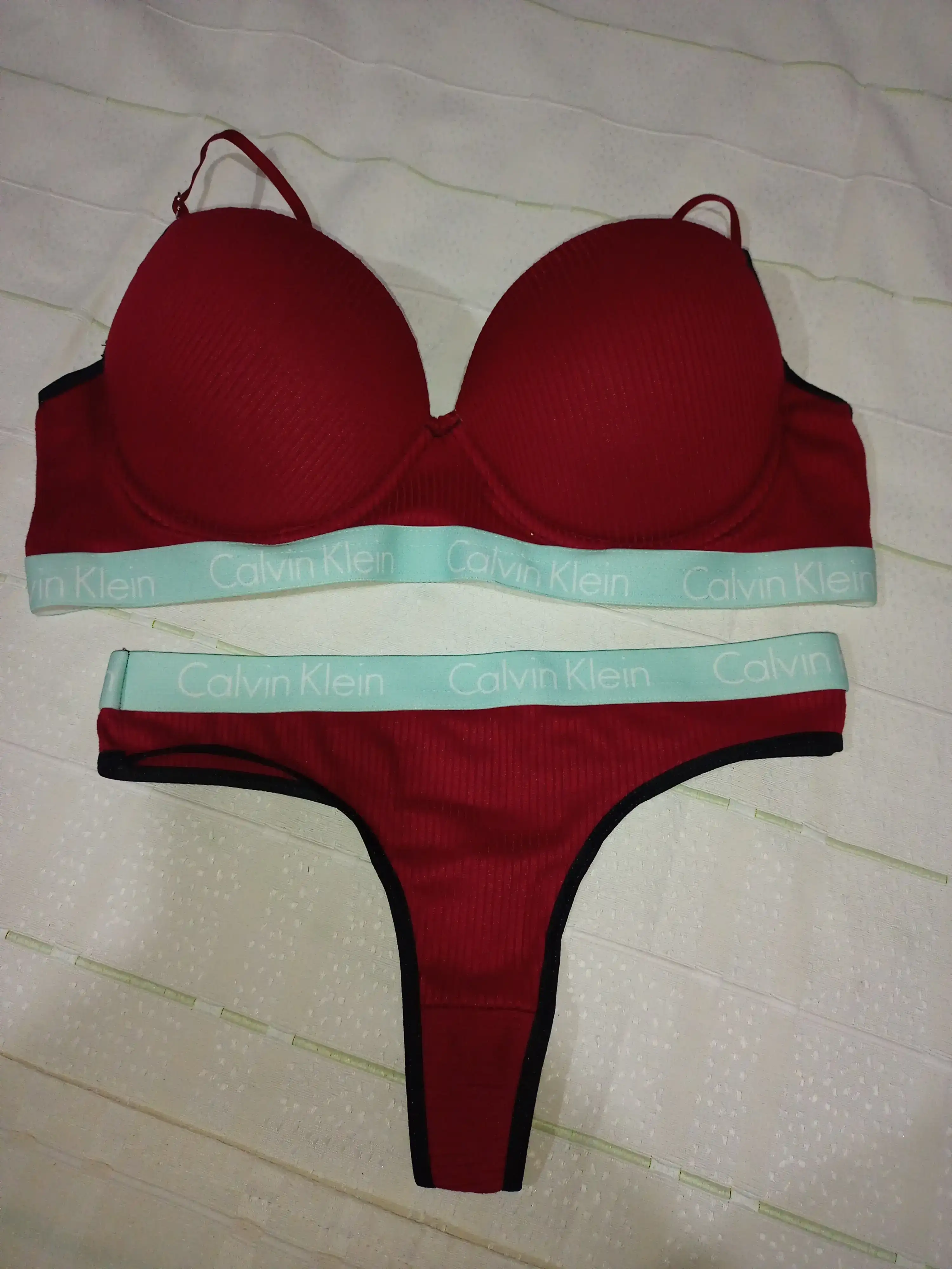 Conjunto de corpiño y bombacha calvin klein