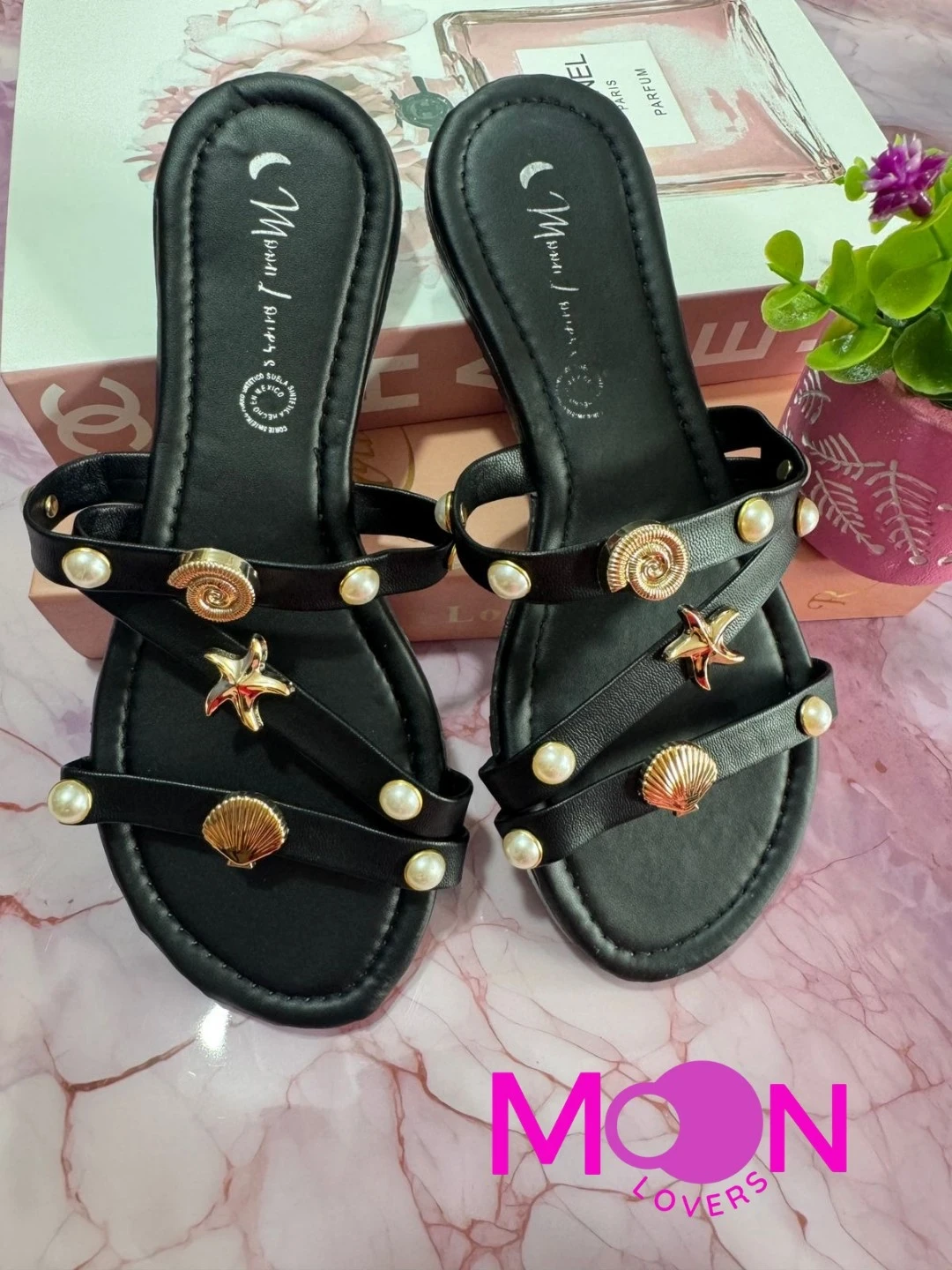 Mod.1032 Mayoreo Sandalia Negra estoperol conchitas