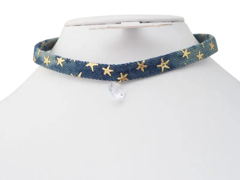 Choker de mezclilla con estrellas doradas