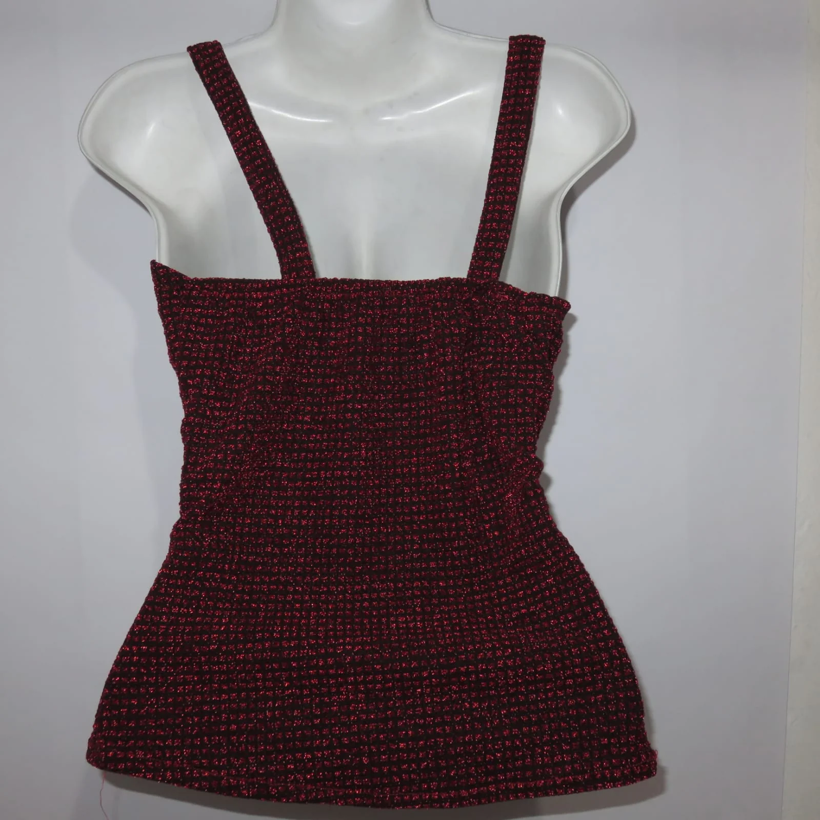 Blusa roja brillosa con copa 2