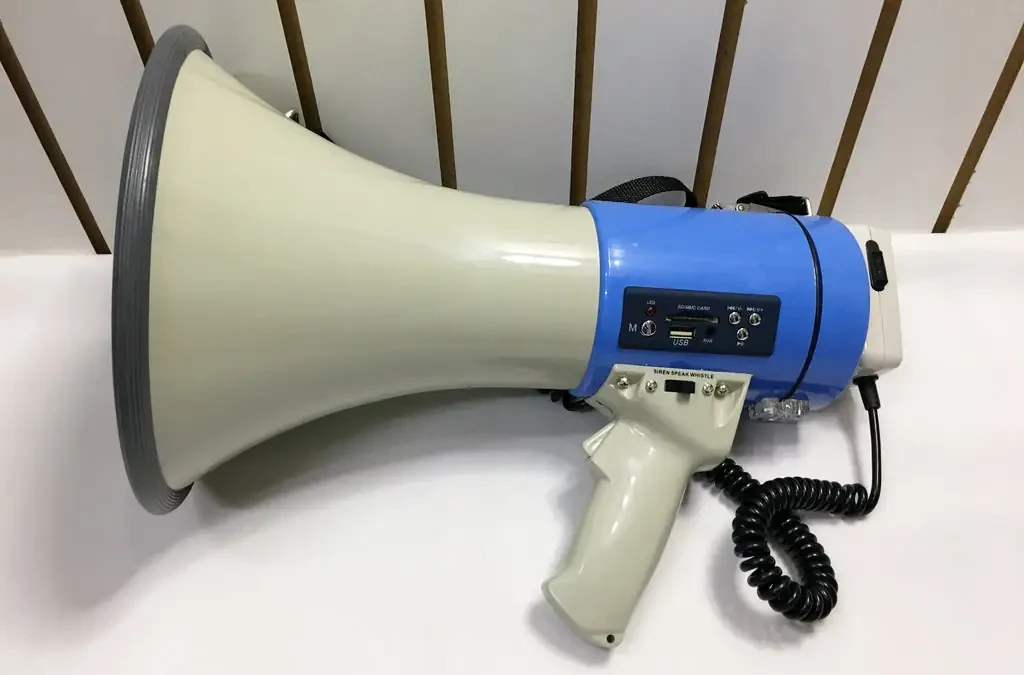 Megafono Grande con bateria recargable USB, Sirena y Silbato. 💥💥💥💥💥💥💥💥💥💥💥💥💥💥💥💥💥 PRECIO: 340BS PEDIDOS: 69442828 ✔️contamos con tienda física  ✈️✔️REALIZAMOS ENVIOS A DOMICILIO, A PROVINCIAS Y A TODA BOLIVIA ✈️✈️✈️✈️✈️✈️✈️✈️✈️✈️ Alcance de hasta 1500 metros en condiciones ideales. - Apto para uso en interiores. - 25 Watts reales de potencia. - Posee correa para colgarse al hombro. - Incluye batería recargable de lítio, con duración de hasta 10 horas. - Entrada USB y SD para reproducción de archivos MP3. - Entrada Auxiliar 3.5 mm hembra, para conexión de un dispositivo de audio externo. - 3 modos de funcionamiento: MP3 (por USB o SD); Hablar y Sirena. - 2 modos de alimentación: mediante 8 pilas tamaño C (no incluídas), o mediante la batería recargable (incluída). - Peso: 3.64 libras (1.65 Kg) sin baterías. - Dimensiones: 23 cm de diámetro x 35 cm de largo. - Rangos de frecuencia de la sirena y el silbato: 1600 Hz hasta 2400 Hz.