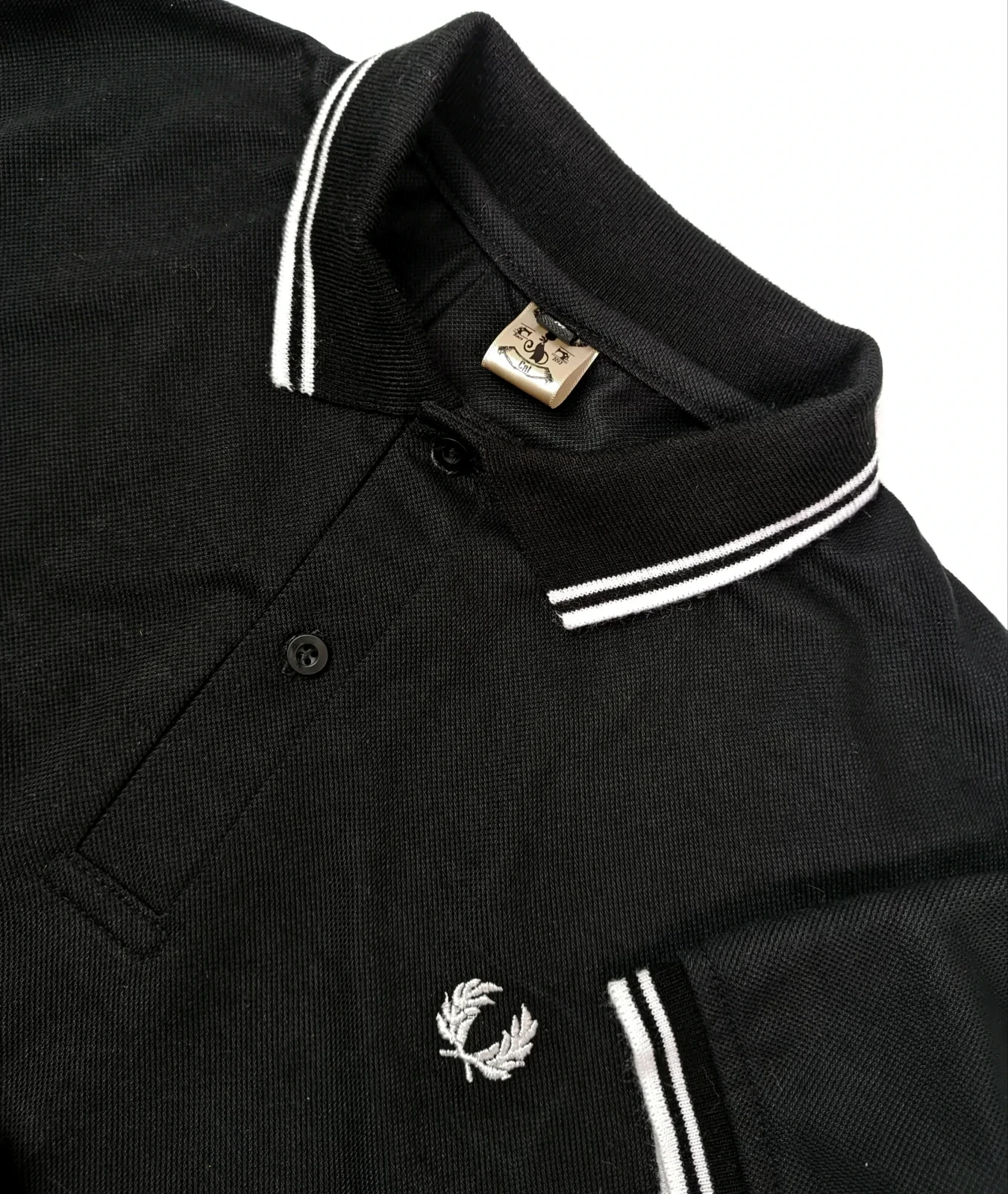 Camisa polo negra con lineas blancas talla M hombre 