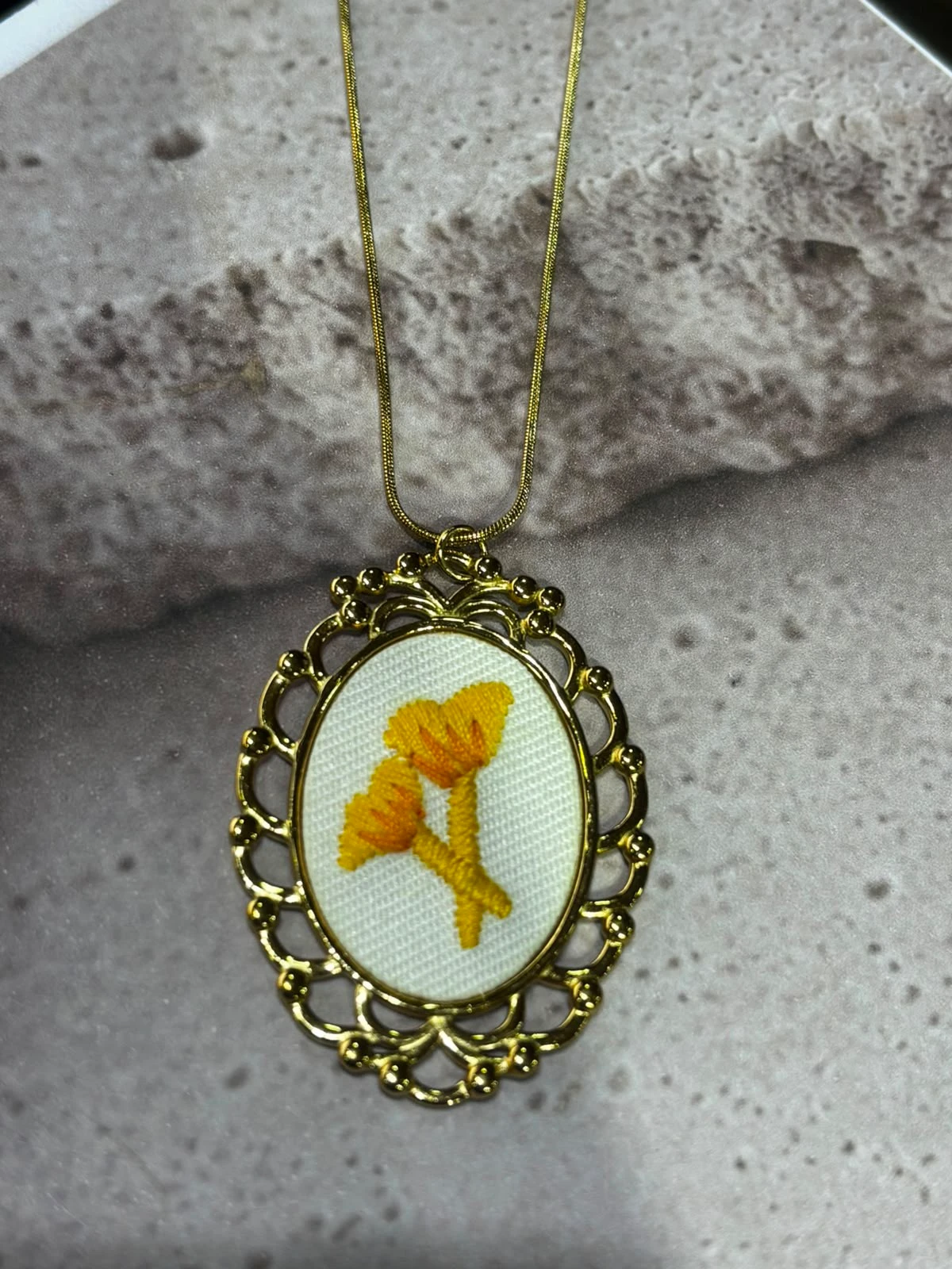 collar acero con enchape en oro 