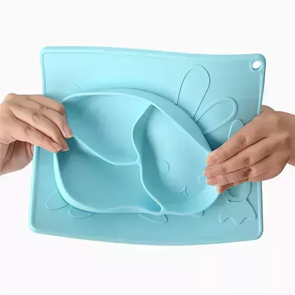 Combo de pañalera cambiadora, plato para comer y babero 3