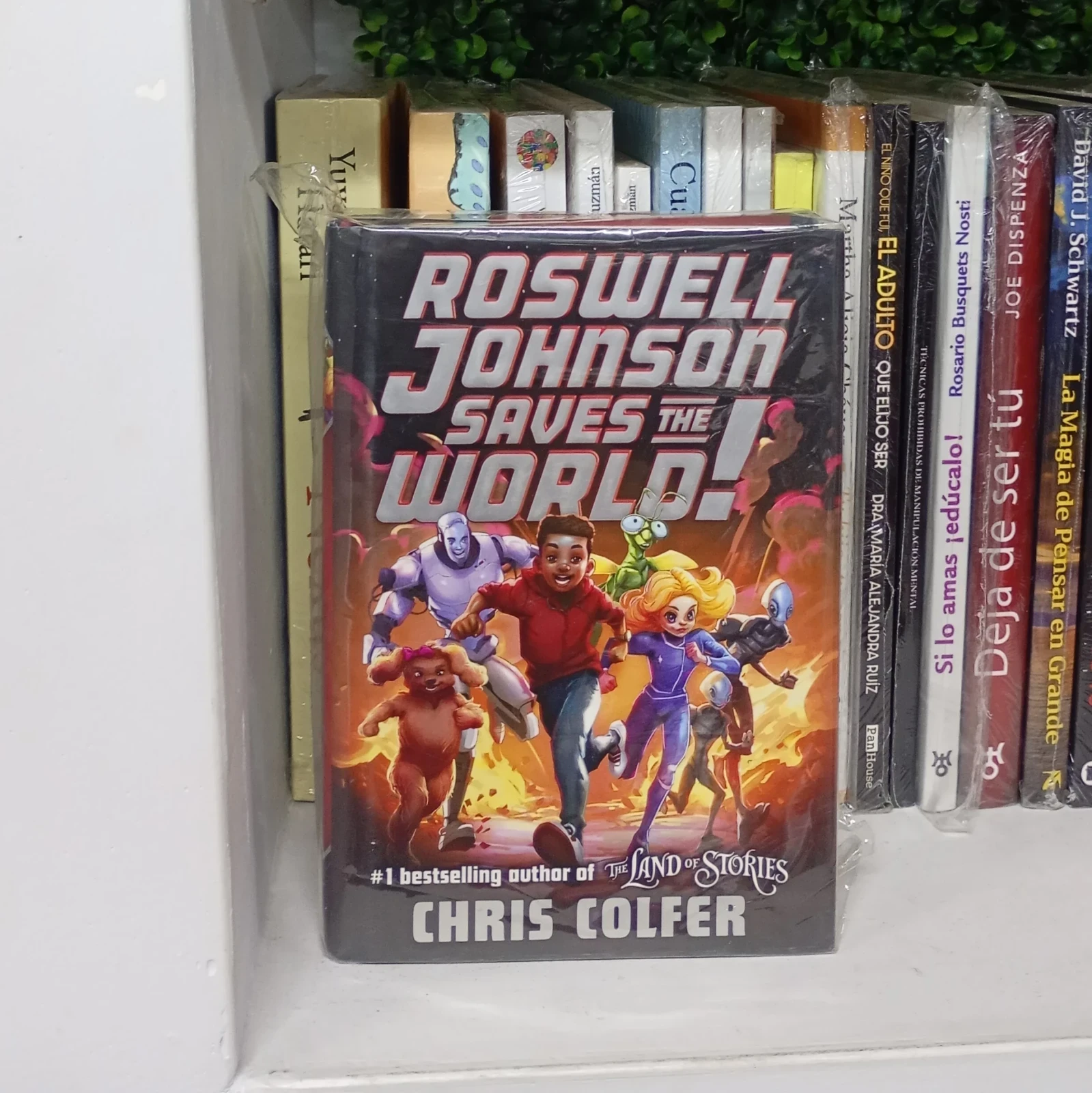 Roswell Johnson Saves the World! — Chris Colfer  (Edicion en inglés)