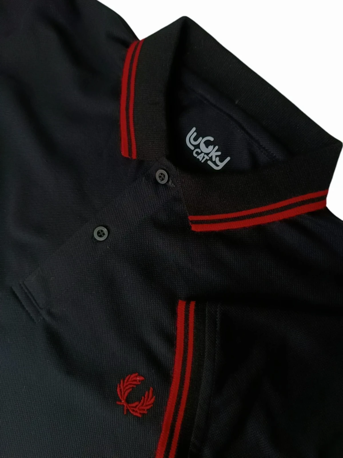 Camisa polo negra con rojo