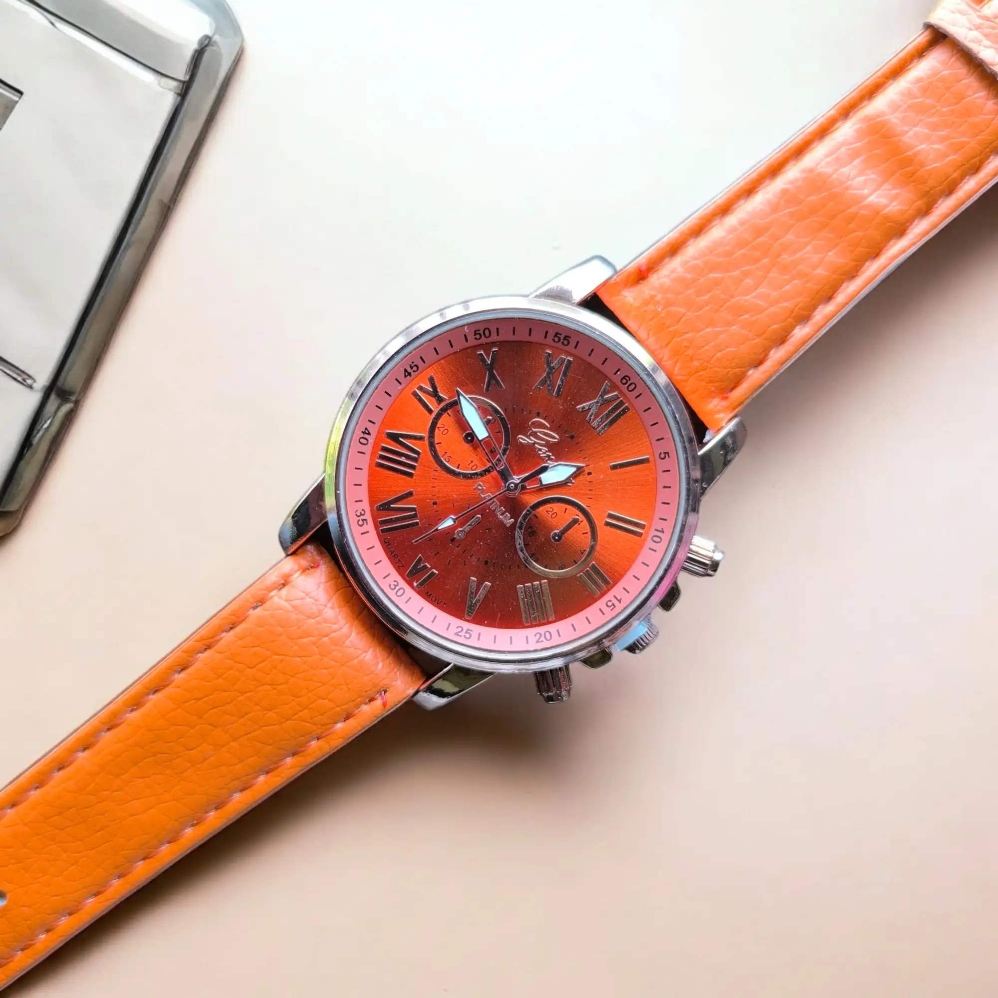 Reloj redondo naranja 4
