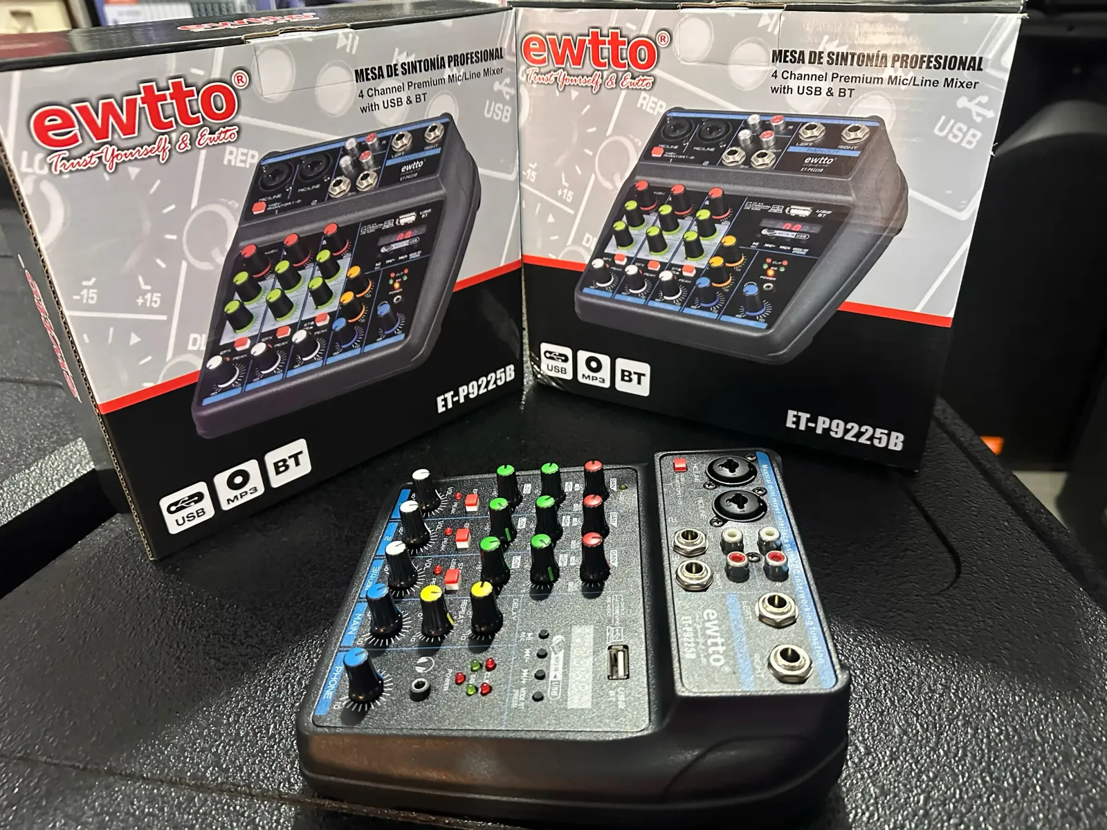 🎛Consola de sonido   ✅️Mezclador de micrófono/línea premium de 4 canales con USB y BT  ✅️ET-P9225B  ✔️USB ✔️MP3 ✔️Bluetooth   ✅️/línea de 4 canales  ✅️Control de ganancia con ecualizador de 3 bandas  ✅️Efector de reverberación  ✅️LED de pico en cada canal  ✅️Salida de auriculares y monitor con control  ✅️Pantalla digital MP3, interfaz USB, BT, grabación  ✅️Salida maestra balanceada XLR 1/4 jack  🚛envíos a todo el país 5