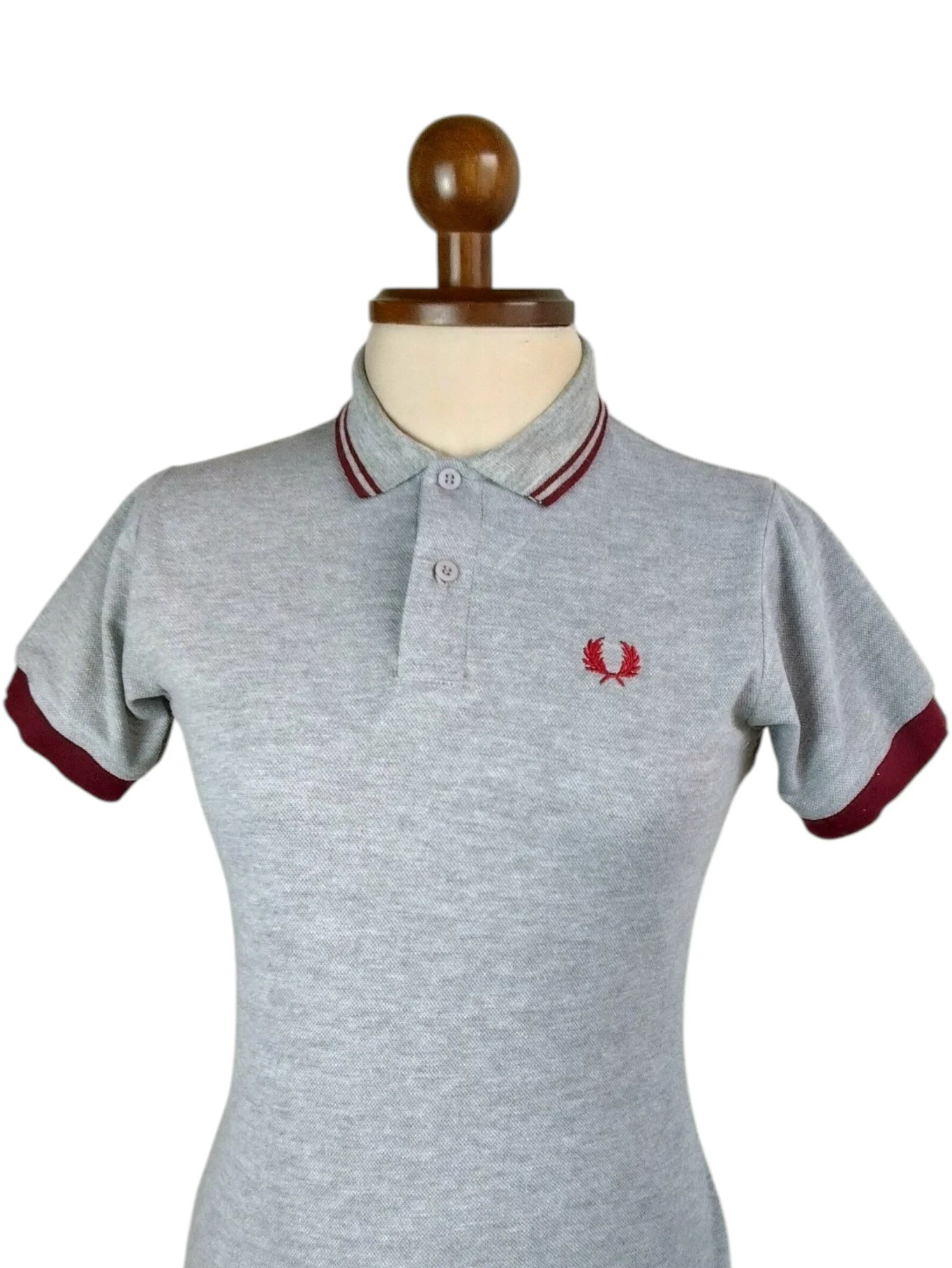 Polo gris perla con vinotinto 
