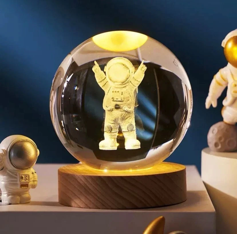 ESFERA DE CRISTAL ASTRONAUTA 8cm diámetro 