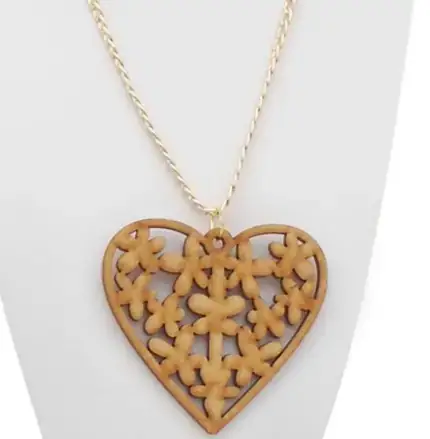 Cadena dorada con corazón de madera