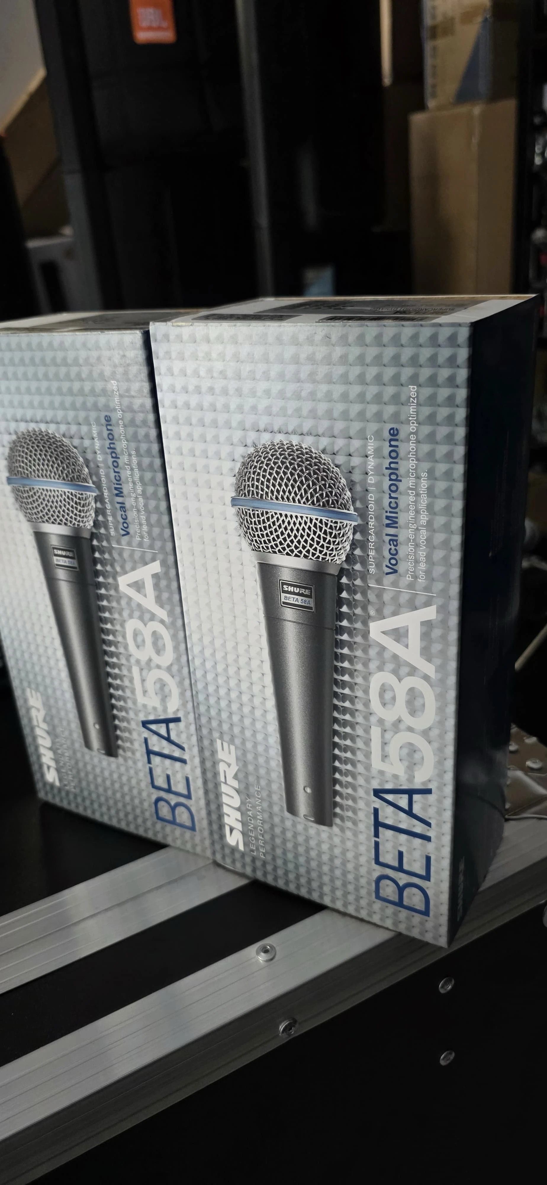 MICROFONO ORIGINAL MEXICANO  BETA 58A🎤🎤🎤           PRECIO 450BS 💵  Vocal supercardioide  Avanzado sistema antigolpes neumático que minimiza la transmisión de ruidos mecánicos y vibraciones. Rejilla de acero templado que resiste golpes y maltrato. Excelente para voces al vivo. Sonido rico. Completo. Sofisticado. ¿Tu micrófono está a la altura de tu voz? Durante décadas, el BETA®️ 58A ha sudado la gota gorda, situando la voz como protagonista en los escenarios más grandes del mundo. Para un sonido que conquiste a todo el público, este es tu micrófono ideal.