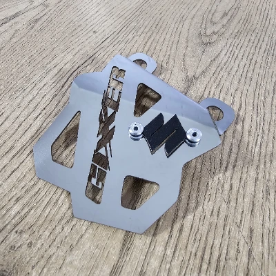 Gixxer 150 / FI / SF - Gixxer 250 / FI / SF / protector de mordaza acero cromado logo 3d negro ML