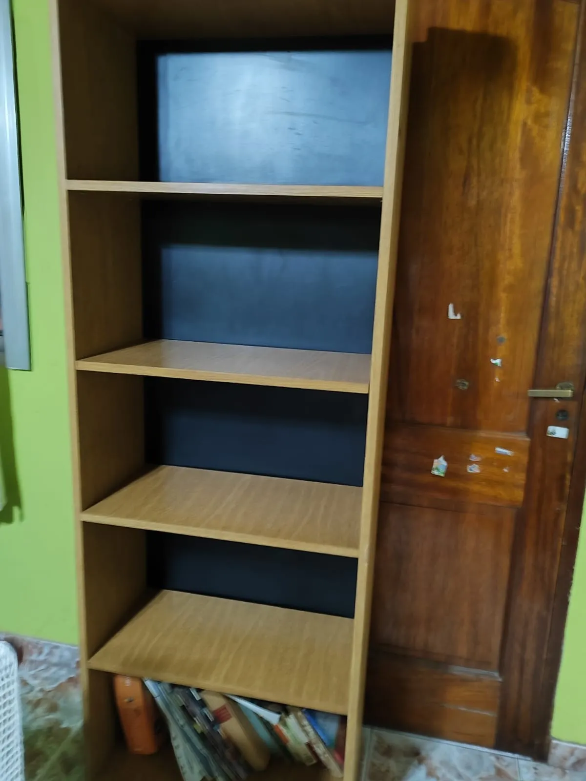 Estantería con estante regulables.. 