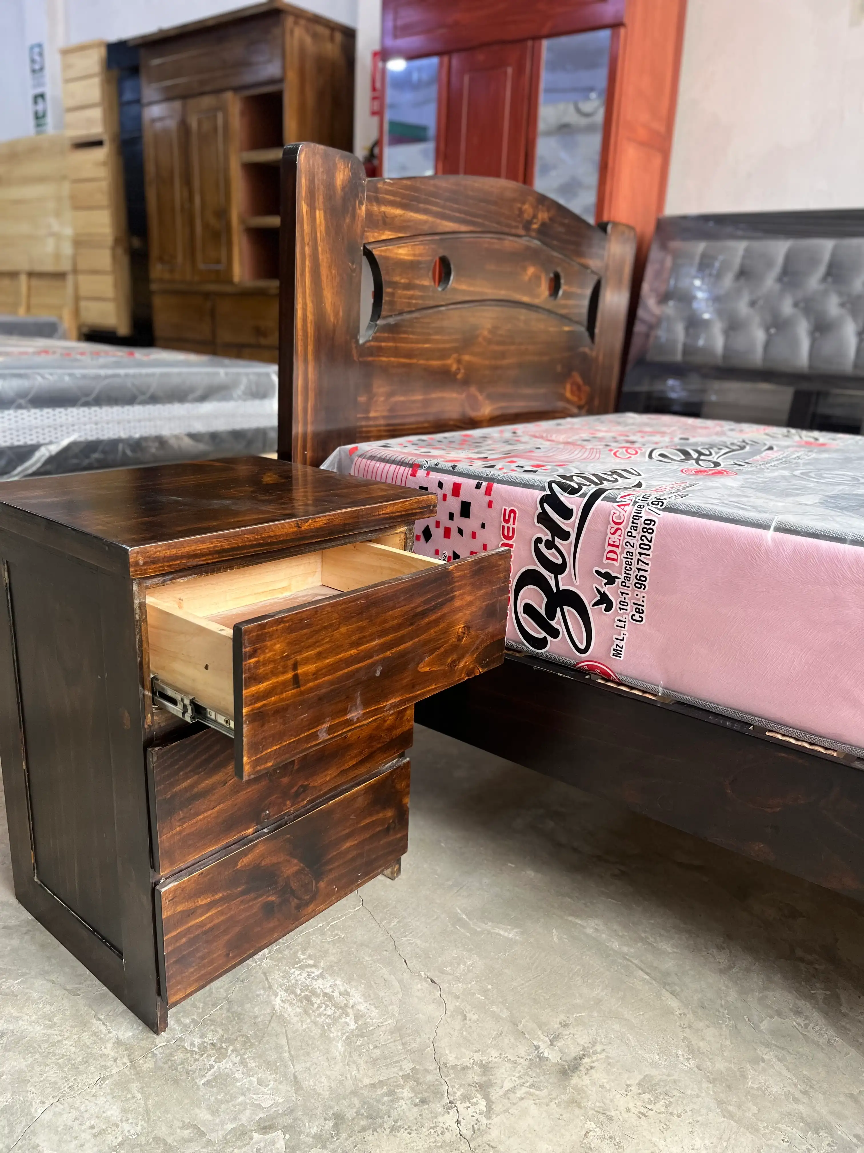 Oferta : Cama 1 1.5plz + Colchon espuma + Mesa de noche 2