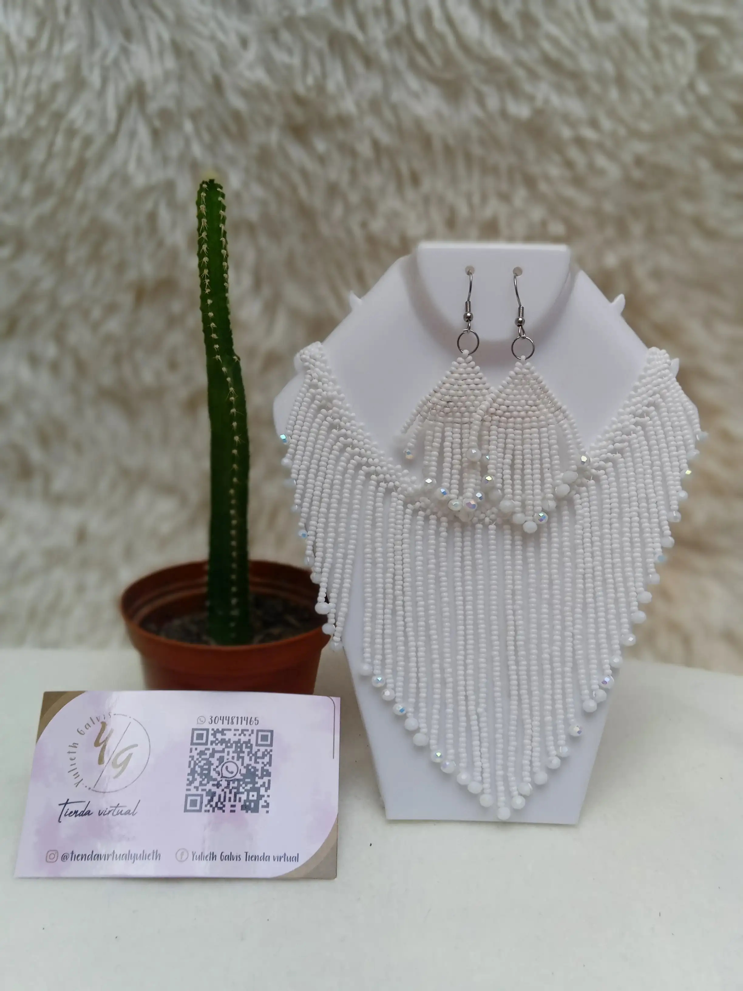 JUEGO DE COLLAR Y ARETES EN MOSTACILLAS Y MURANO