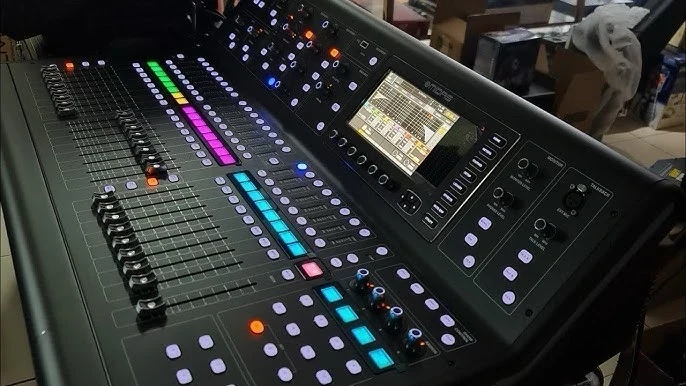 CONSOLA DIGITAL DE MEZCLA M32 LIVE    ...   ENVIOS A TODA BOLIVIA Consola digital para vivo y estudio con 40 canales de entrada, 32 preamplificadores de micrófono Midas PRO y 25 buses de mezcla y grabación multipista en vivo. La mesa de mezclas digital M32 trae la innovación de vanguardia de Midas. Cargado con 32 preamplificadores Midas premium, 25 buses de mezcla DSP alineados en el tiempo y con coherencia de fase, procesamiento y enrutamiento DSP brillantes y opciones de expansión masiva, el M32 es una base ideal para cualquier ocasión de alta exigencia. 3