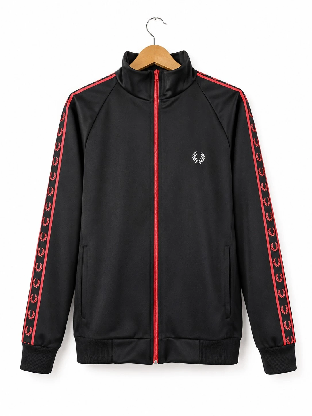 chaqueta deportiva negra con rojo 