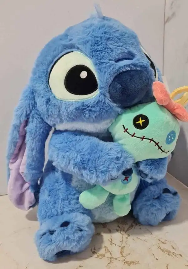 Peluche stitch y angela con muñeco 2