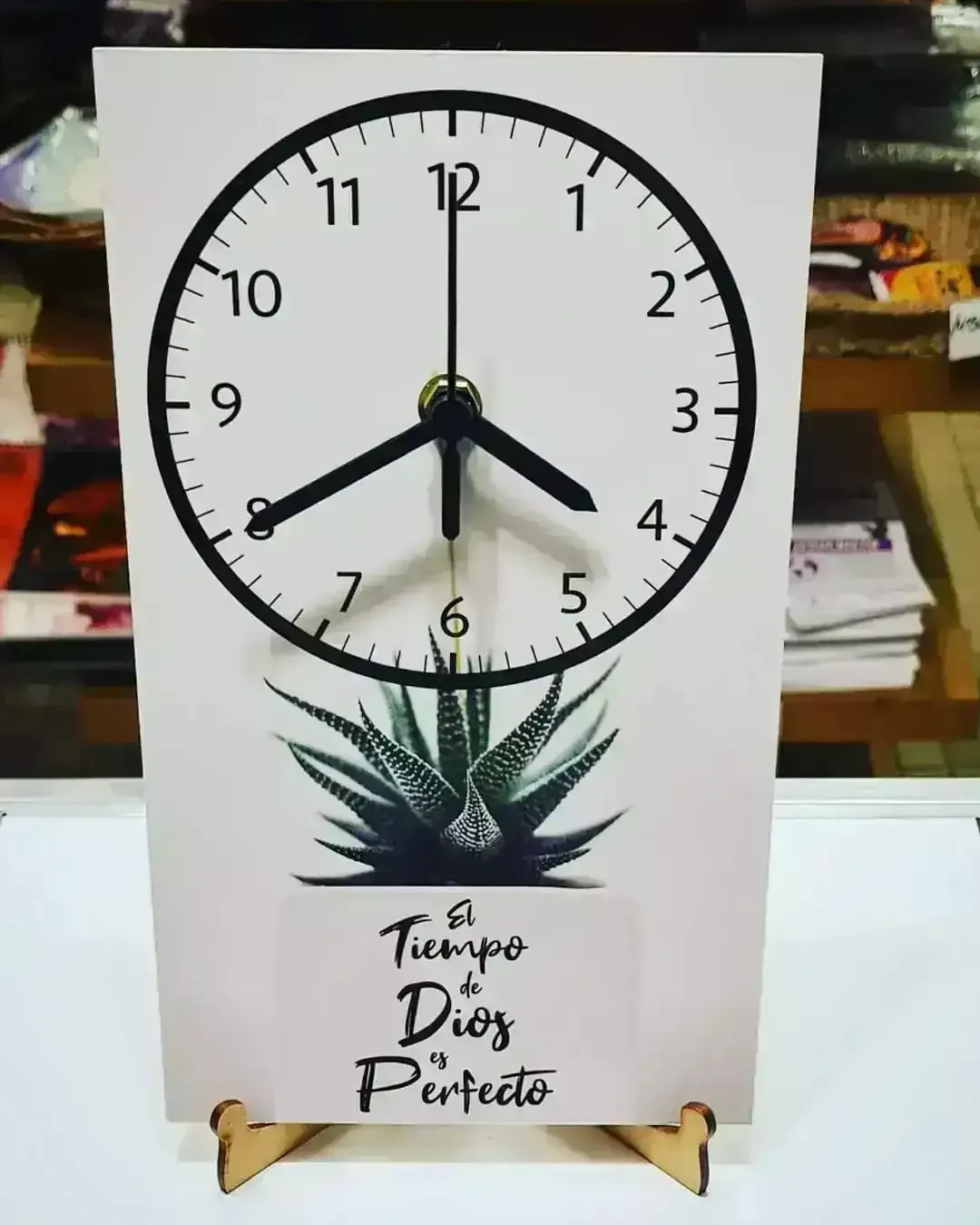 Reloj chico pared. R2