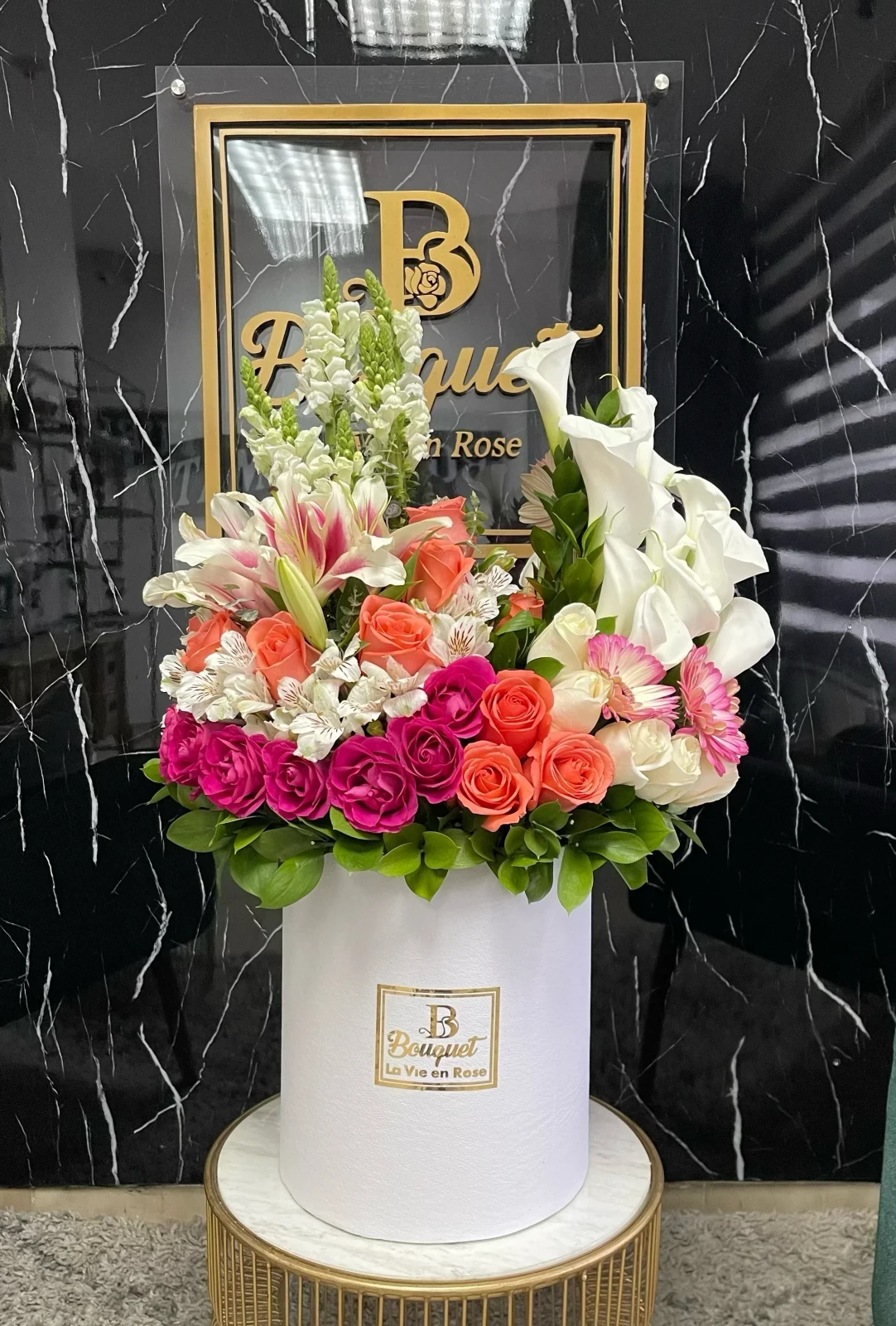Caja blanca alta con jardin de flores  2