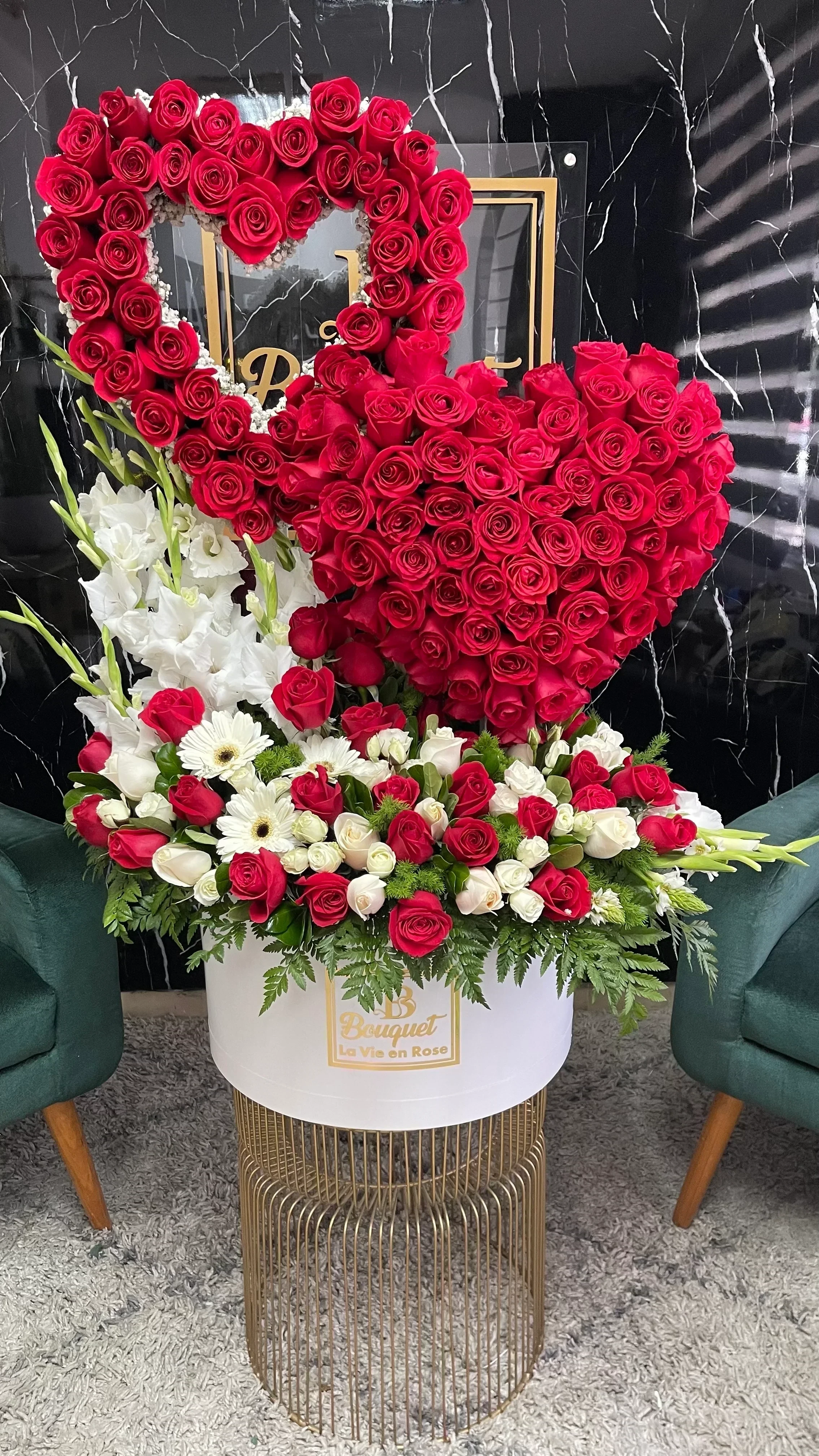 Bouquet redondo con doble corazon 