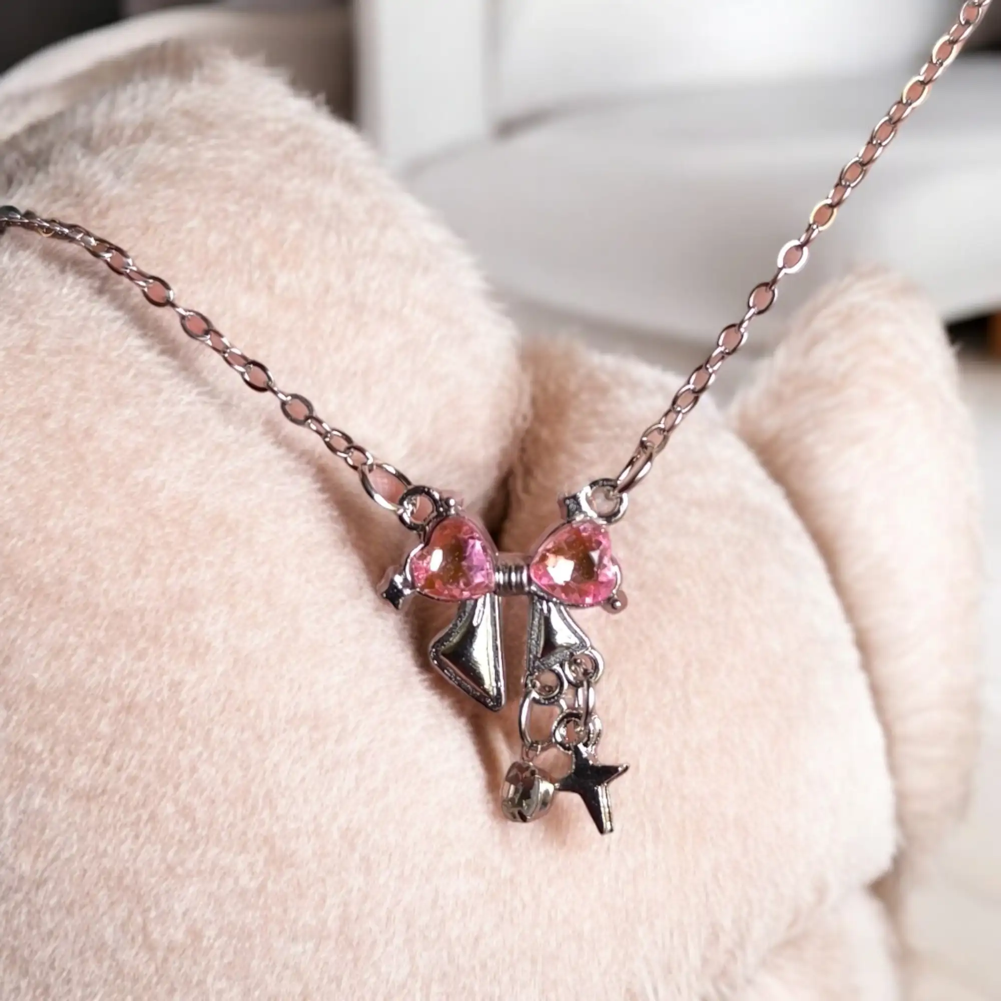 Lazo plateado con corazones rosa