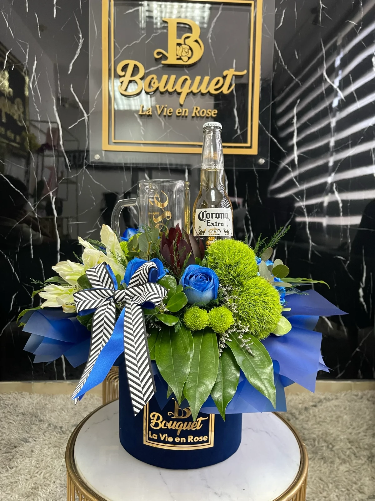 Bouquet mediano con rosas, cerveza y vaso 2